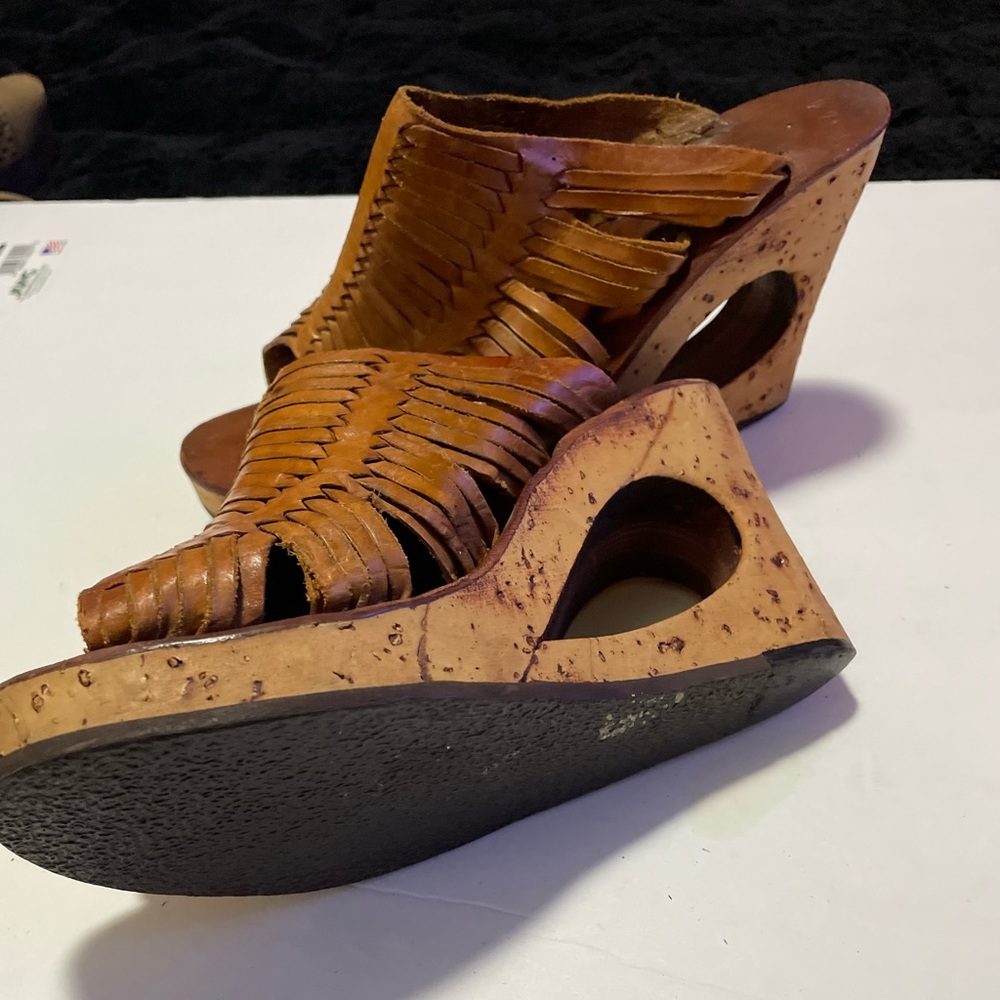 Sandal - Picture 2 of 8